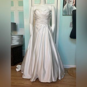 Size 18 Ivory Strapless gown wedding bridal dress with pockets sweetheart NWT